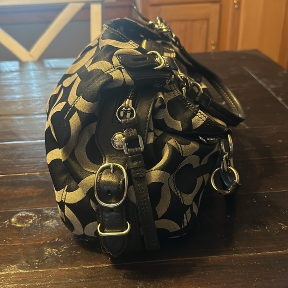 Black coach bag in excellent condition. - Picture 8 of 9